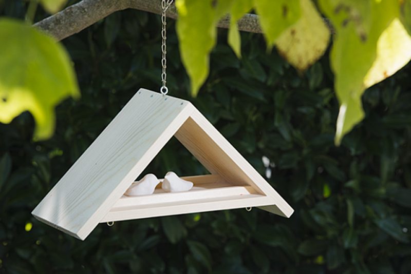 Trikotna lesena ptičja hišica