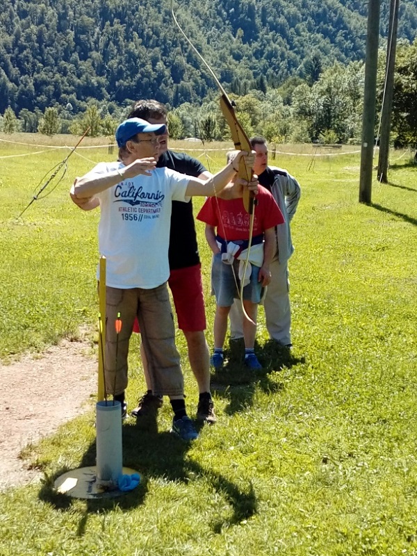 Na letovanju na Osilnici smo se preskusili v streljanju z lokom.
