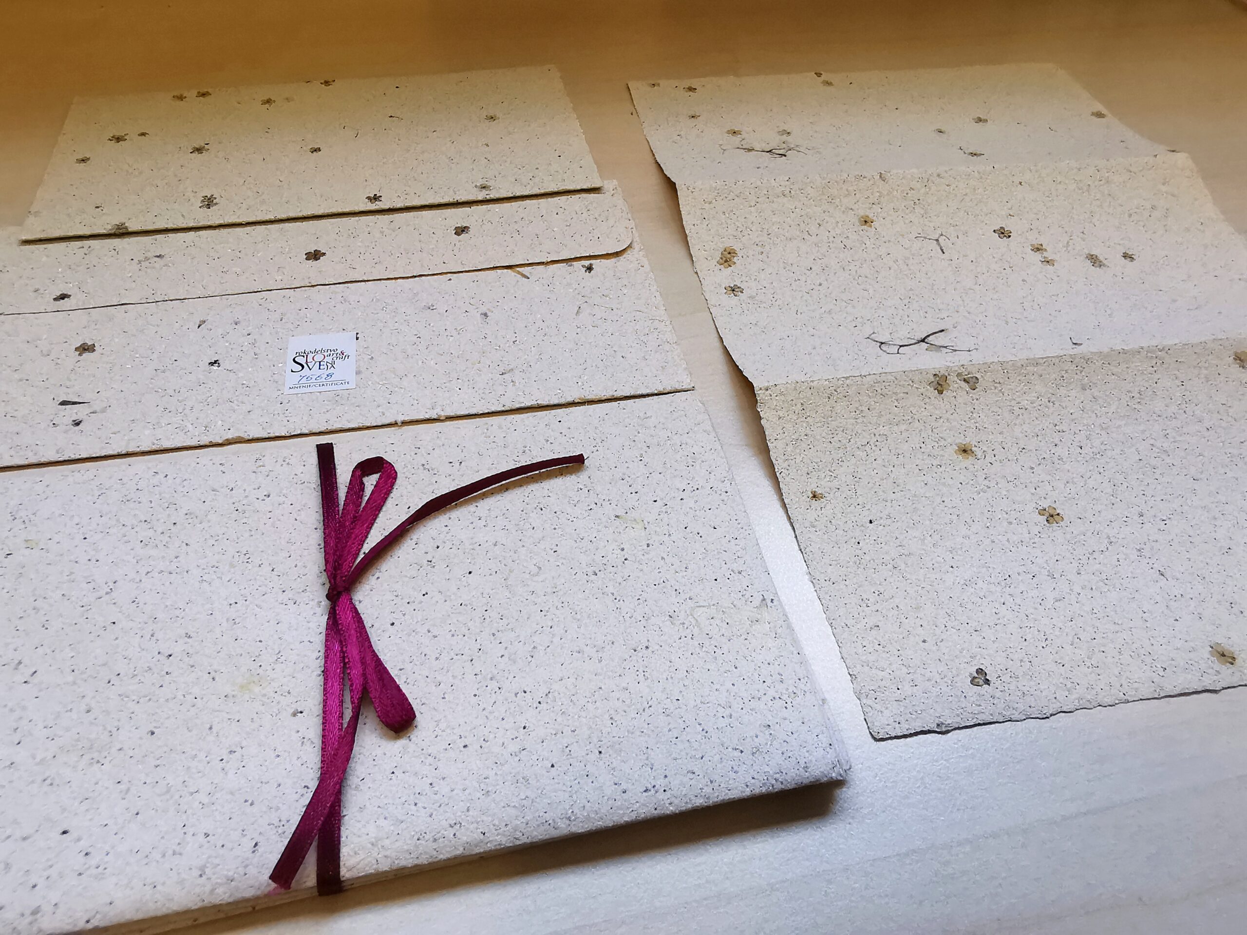 Ročno izdelan papir