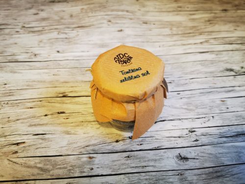 Zeliščna sol. Sestavine: Kraški šetraj Origano Timijan Rožmarin Žajbelj Majaron