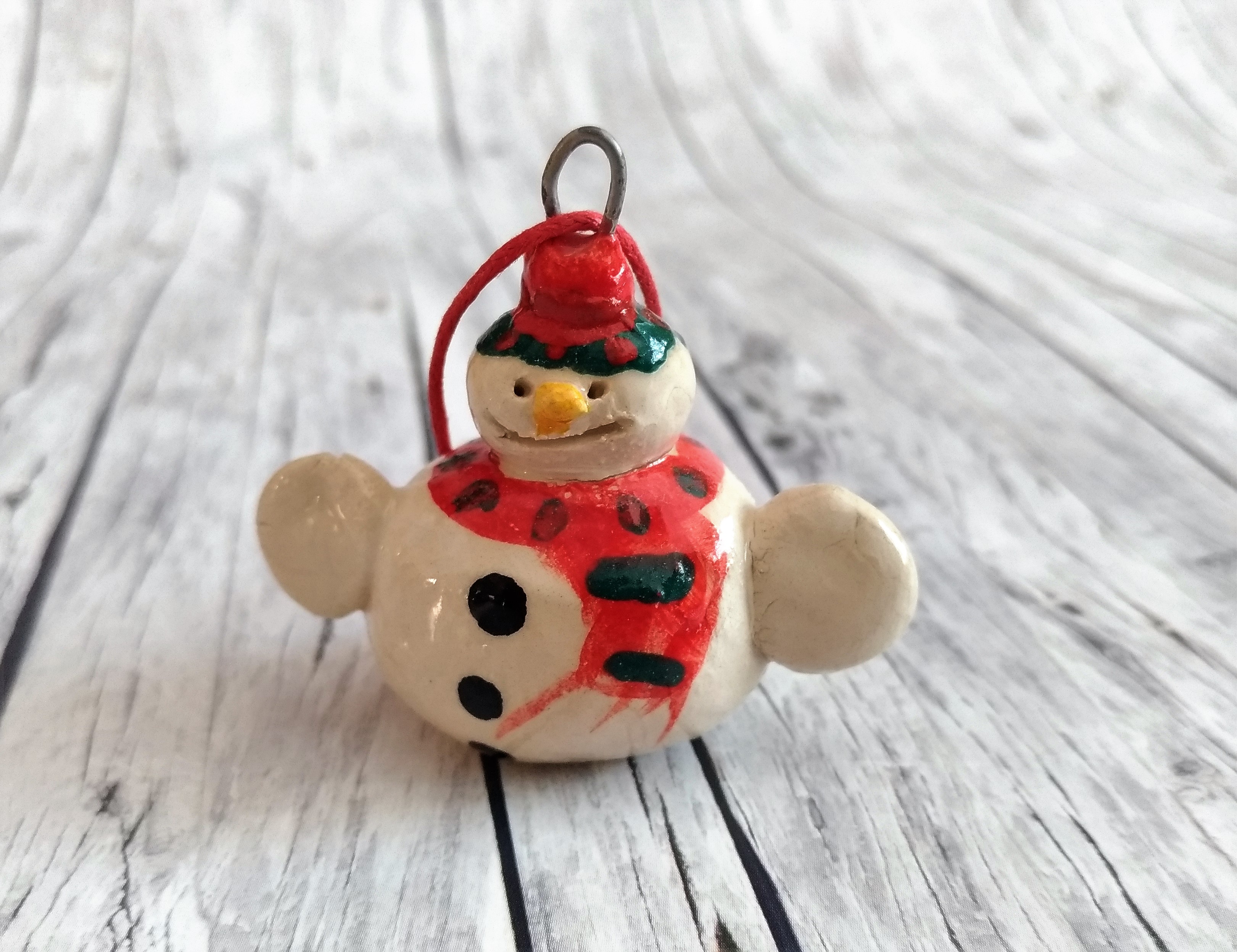 Ročno poslikan okrasek sneža