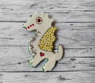 Ročno poslikan magnet.