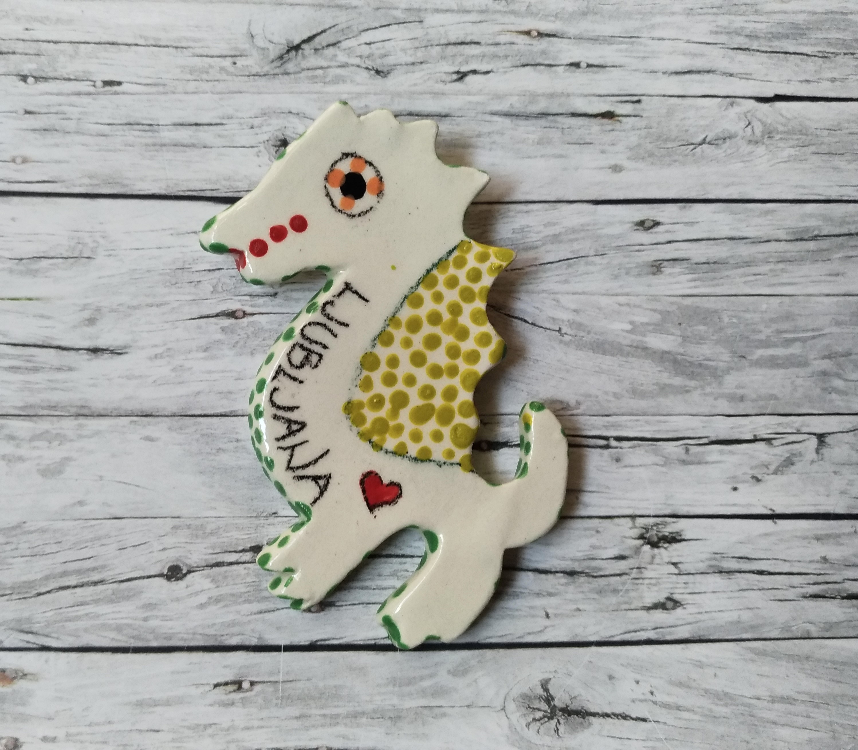 Ročno poslikan magnet.