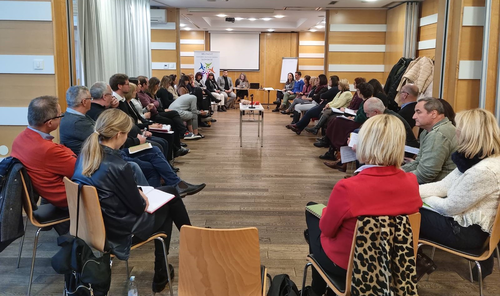 Posvet-okrogla-miza-Skupnosti_VDC-jev-Slovenije