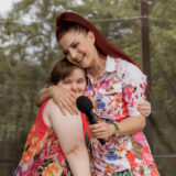 Naša varovanka na odru v objemu z Tanjo Žagar.