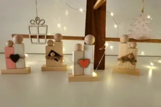 Lesene figure na lesenem podstavku