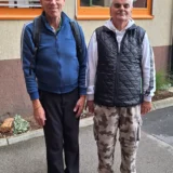 Uporabika VDC-ja na sliki stojita skupaj.