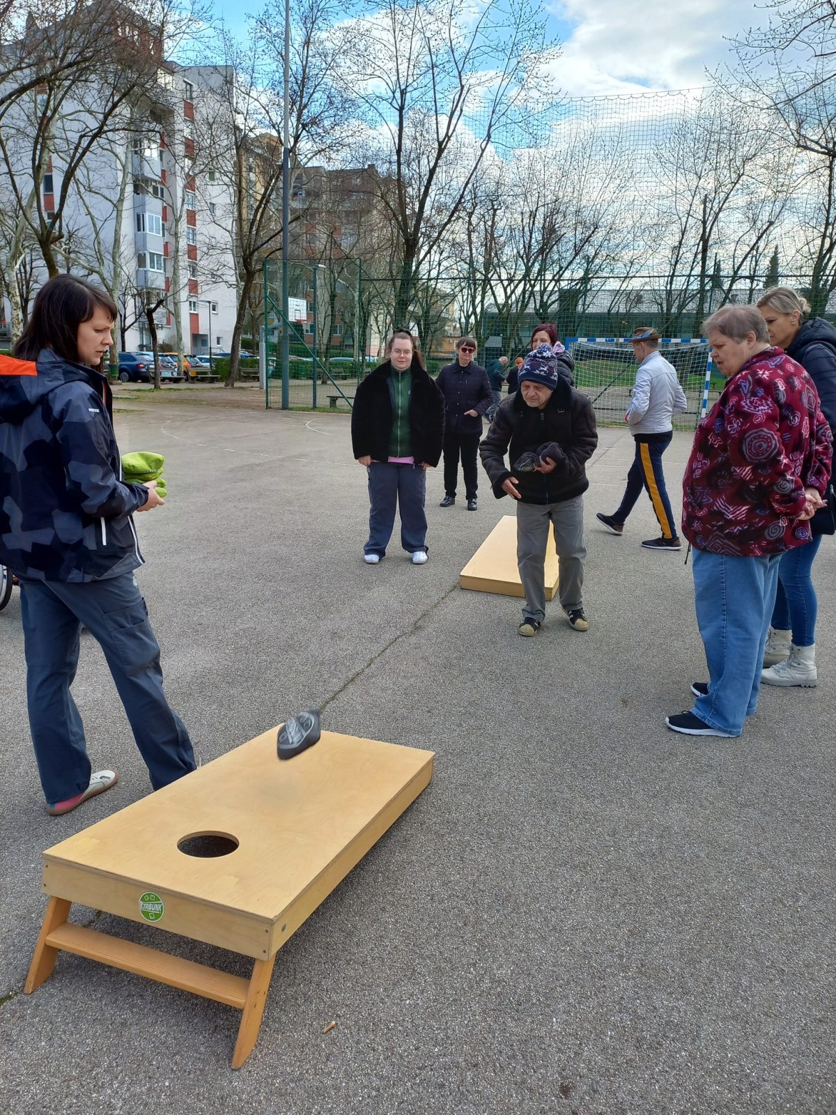 Uporabniki se na zunanjem igrišču igrajo igro Štrbunk. 