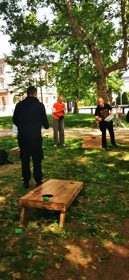 Udeleženci mečejo vrečke v lesene tarče z luknjo, ta igra se imenuje štrbunk.