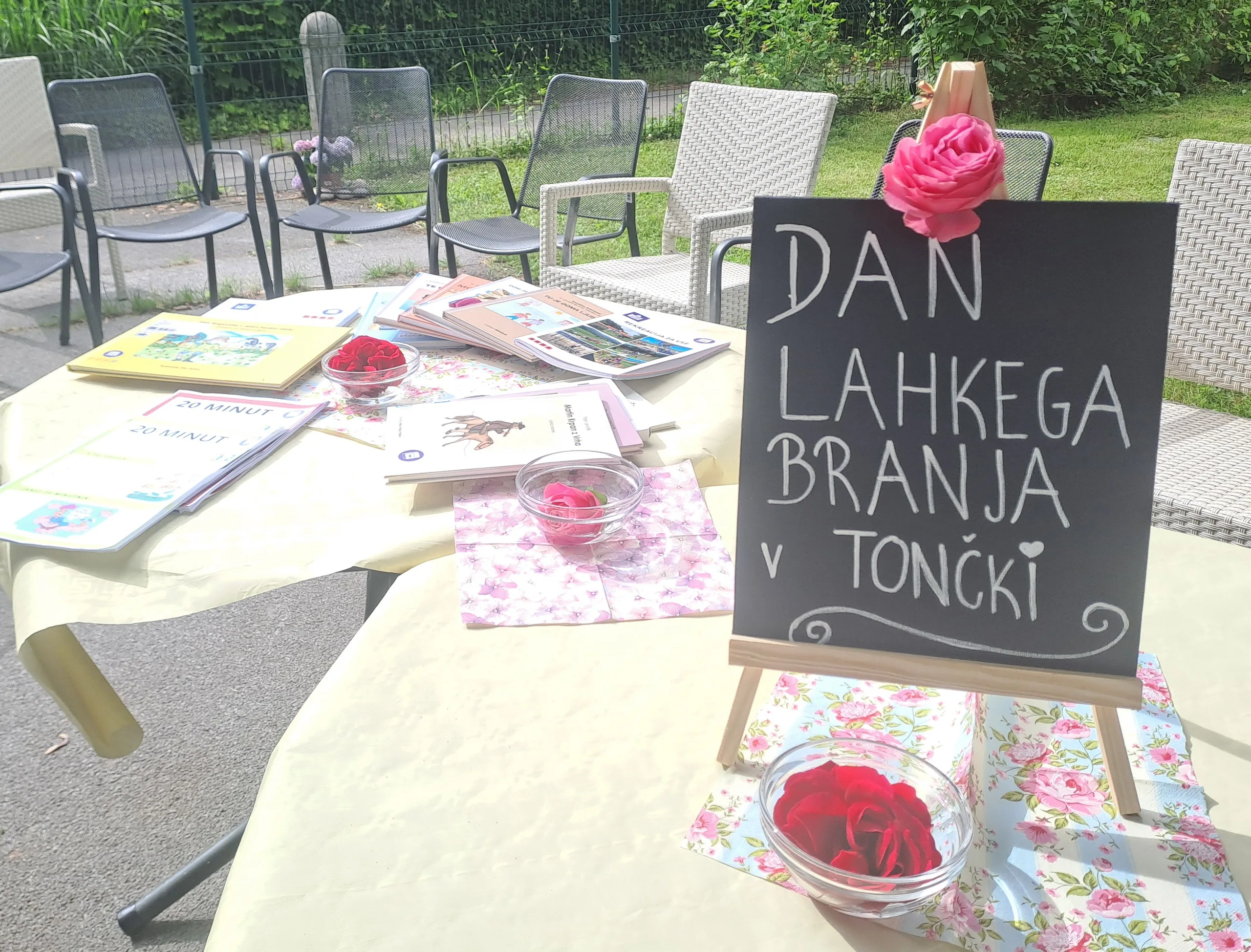 Tabla, na kateri piše Dan lahkega branja Tončka stoji na mizi poleg knjig.