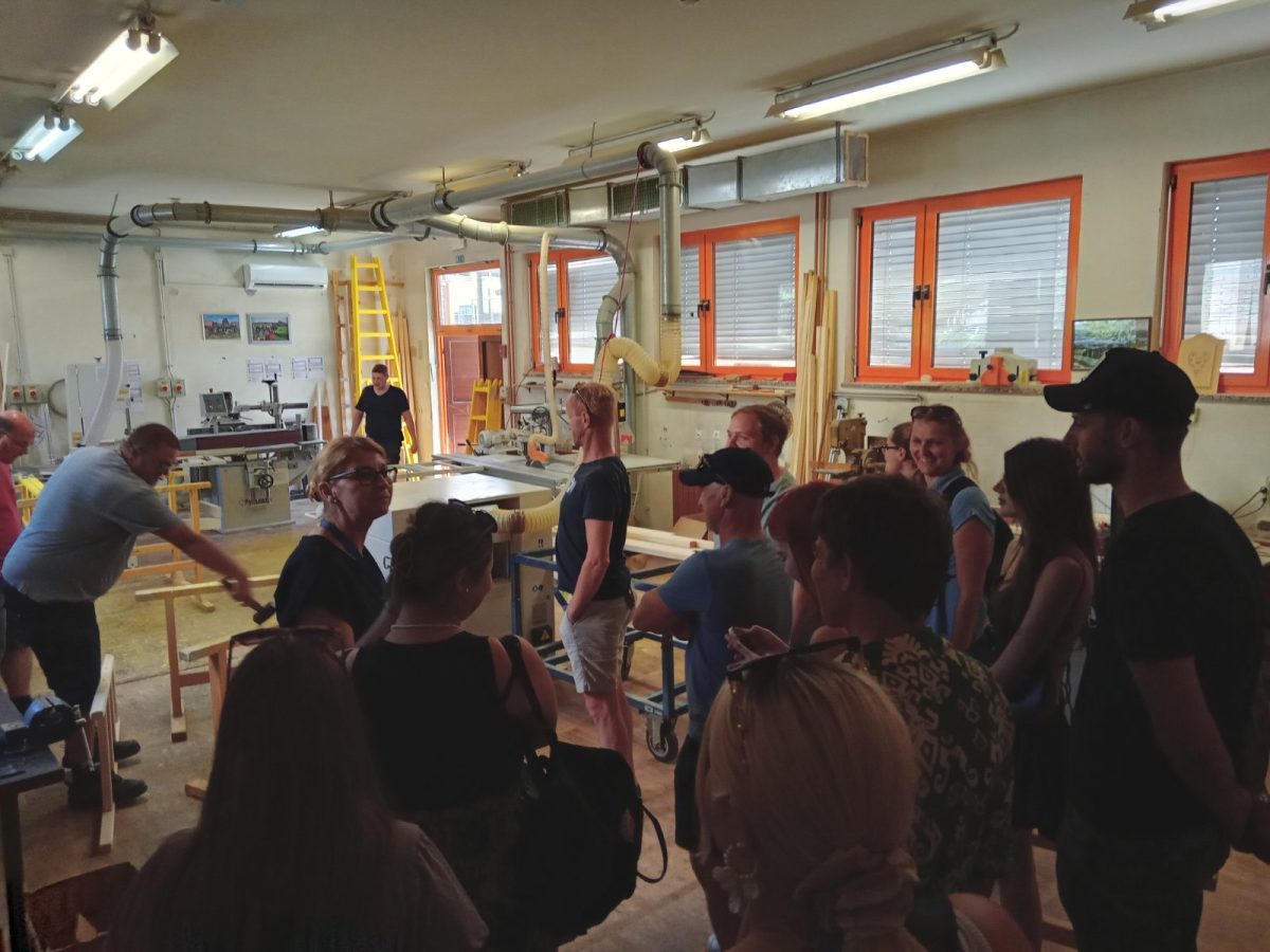 Na sliki so študenti in uporabniki v prostorih VDC Tončke Hočevar.