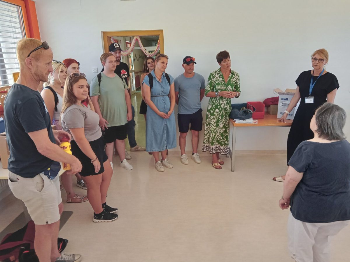 Na sliki so študenti in uporabniki v prostorih VDC Tončke Hočevar