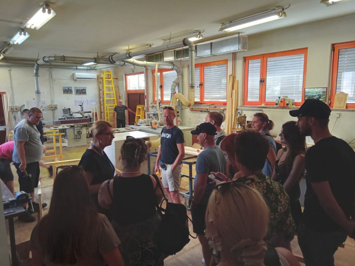 Na sliki so študenti in uporabniki v prostorih VDC Tončke Hočevar