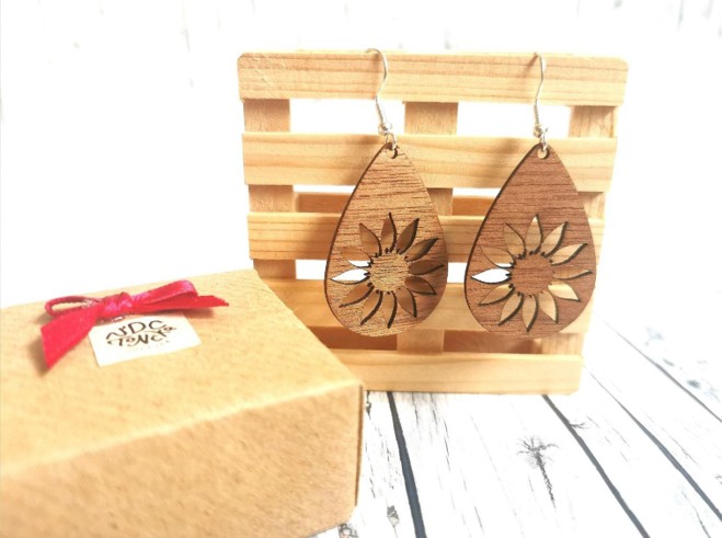 Leseni viseči uhani z motivom, narejenim z laserskim izrezom