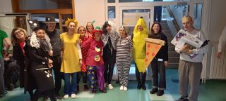 Posnetek pustnega rajanja v VDC Tončka Hočevar - skupinska slika različnih mask