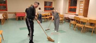 Posnetek pustnega rajanja v VDC Tončka Hočevar - čiščenje in zapornica