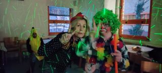 Posnetek pustnega rajanja v VDC Tončka Hočevar - skupinska slika klovni