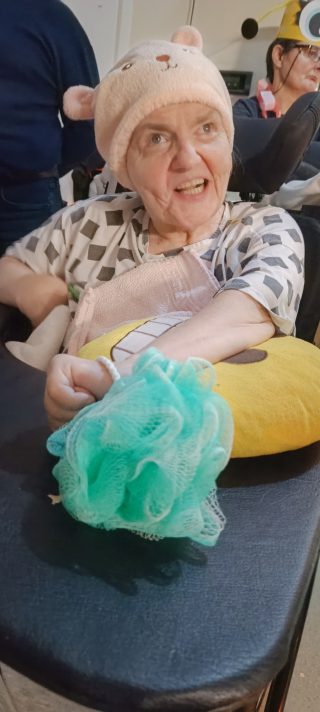 Slika varovanke VDC Tončka Hočevar v pustnem kostumu