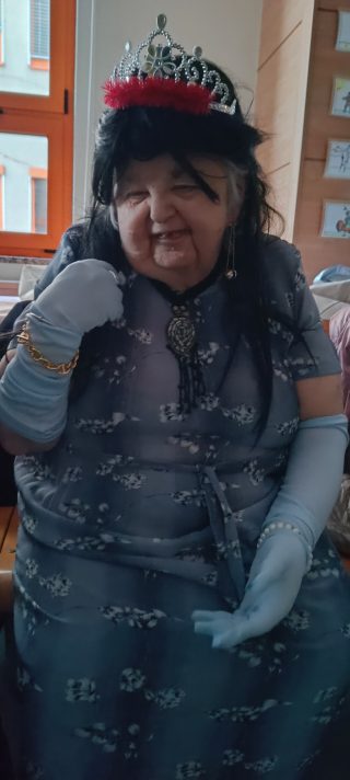 Slika varovanke VDC Tončka Hočevar v pustnem kostumu