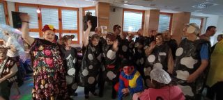 Posnetek pustnega rajanja v VDC Tončka Hočevar - skupinska slika