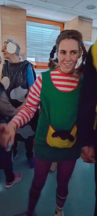 Slika varovanke VDC Tončka Hočevar v pustnem kostumu Pika nogavička