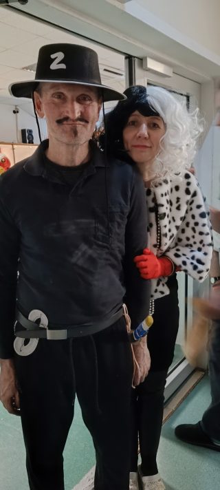 Slika varovanca in varovanke VDC Tončka Hočevar v pustnem kostumu