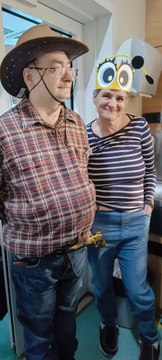 Slika varovanca in varovanke VDC Tončka Hočevar v pustnem kostumu