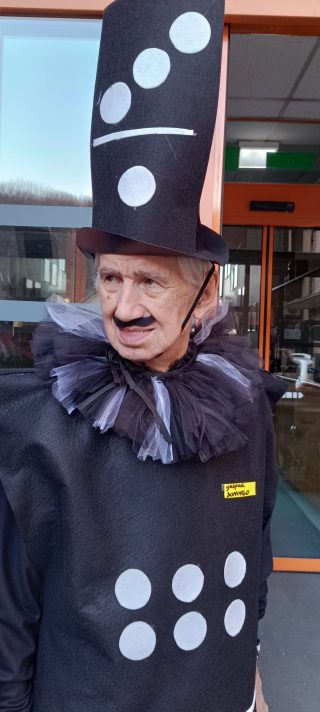 Slika varovanca VDC Tončka Hočevar v pustnem kostumu domina