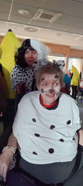 Slika varovanca in varovanke VDC Tončka Hočevar v pustnem kostumu 101 dalamtinec