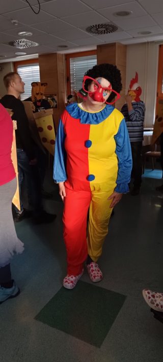 Slika varovanca VDC Tončka Hočevar v pustnem kostumu klovn