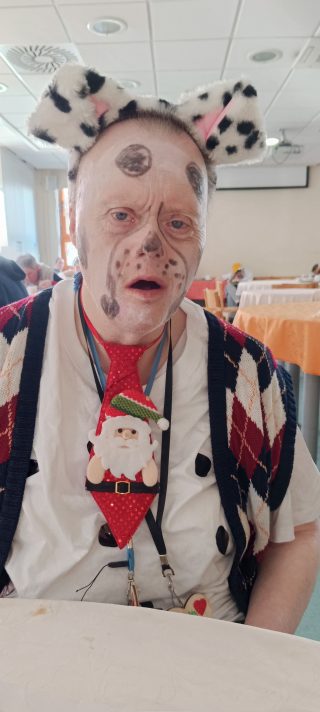 Slika varovanca VDC Tončka Hočevar v pustnem kostumu dalmatinec