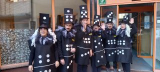 Posnetek pustnega rajanja v VDC Tončka Hočevar - skupinska slika mask domine