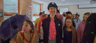 Posnetek pustnega rajanja v VDC Tončka Hočevar - policaj