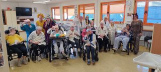 Posnetek pustnega rajanja v VDC Tončka Hočevar - skupinska slika