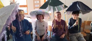 Posnetek pustnega rajanja v VDC Tončka Hočevar - skupinska slika meduze