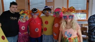 Posnetek pustnega rajanja v VDC Tončka Hočevar - skupinska slika klovni