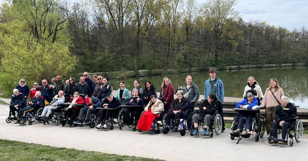 Skupinska fotografija varovancev VDC Tončke Hočevar in skbrnikov ob jezeru