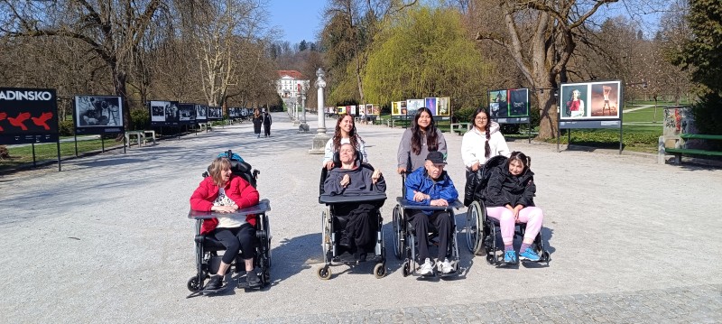 Varovanci VDC Tončke Hočevar in dijakinje iz Španije na sprehodu