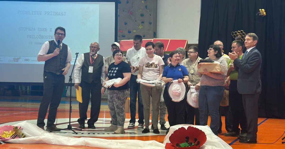 Uporabniki VDC-ja Tončke Hočevar na odru skupaj z drugimi prejemniki priznanj in nagradami
