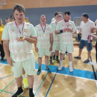 Slika ekipe košarkašev VDC-ja Tončke Hočevar, kjer kažejo in držijo svoje kolajne