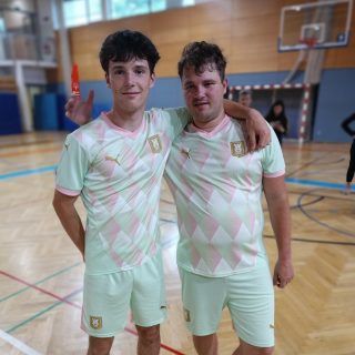 Dva uporabnika košarkaša VDC-ja Tončke Hočevar pozirata in se objemata čez rame