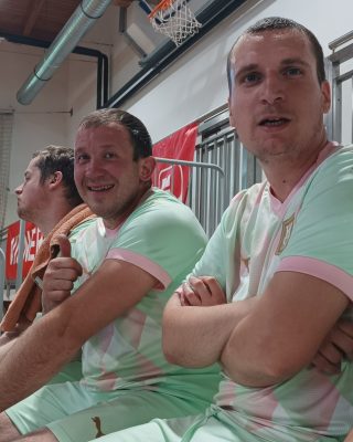 Uporabniki in košarkaši VDC-ja Tončke Hočevar pozirajo