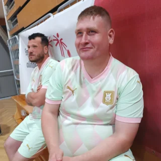 Dva uporabnika košarkaša VDC-ja Tončke Hočevar sedita na klopi