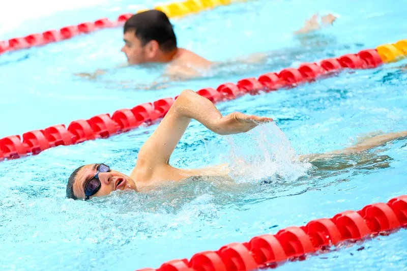 Tekmovalec plava prosto disciplino v bazenu med tekmovanjem na 20. poletnih državnih igrah Specialne olimpiade Slovenije v Ljubljani.