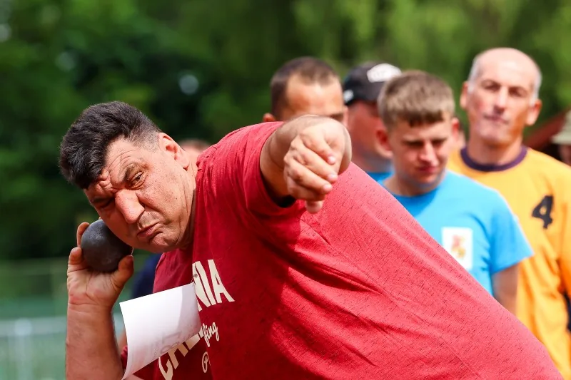 Tekmovalec se pripravlja na met krogle