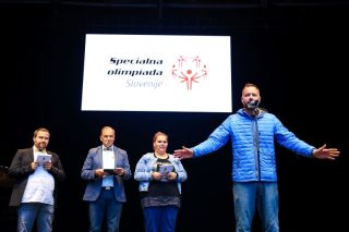 Oder s sodniki med zaprisego in projekcijo napisa Specialna olimpijada Slovenije.