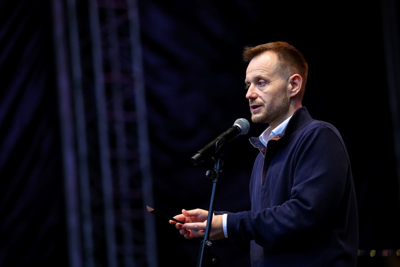 Direktor VDC Tončke Hočevar Slavko Bolčevič na otvoritvi nastopa za mikrofonom na odru