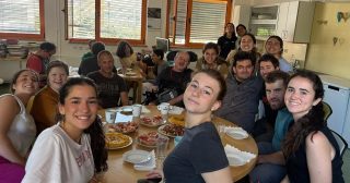 Uporabniki in prostovoljke iz Španije pri skupnem druženju in okušanju tradicionalnih španskih jedi.