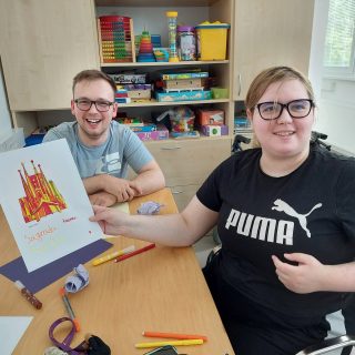 Uporabnika na ustvarjalni delavnici predstavljata pobarvanko bazilike Sagrada Familia.