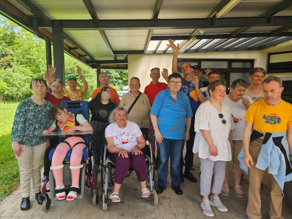 Skupina udeležencev VDC Tončke Hočevar na izletu v Belo krajino.
